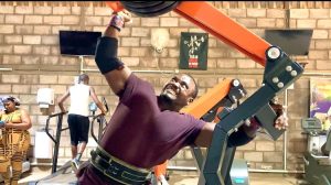 Jamin Kavula, strongman congolais en pleine séance d'entraînement 