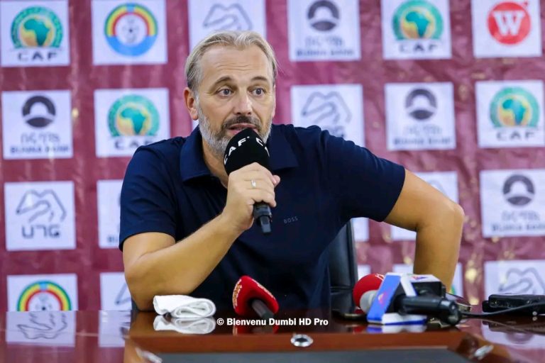 Stade des Martyrs : Sébastien Desabre critique la pelouse et réclame du naturel !